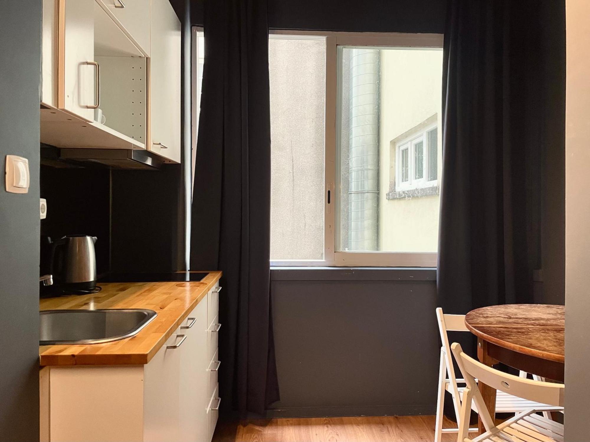 Avenue & Hostal *