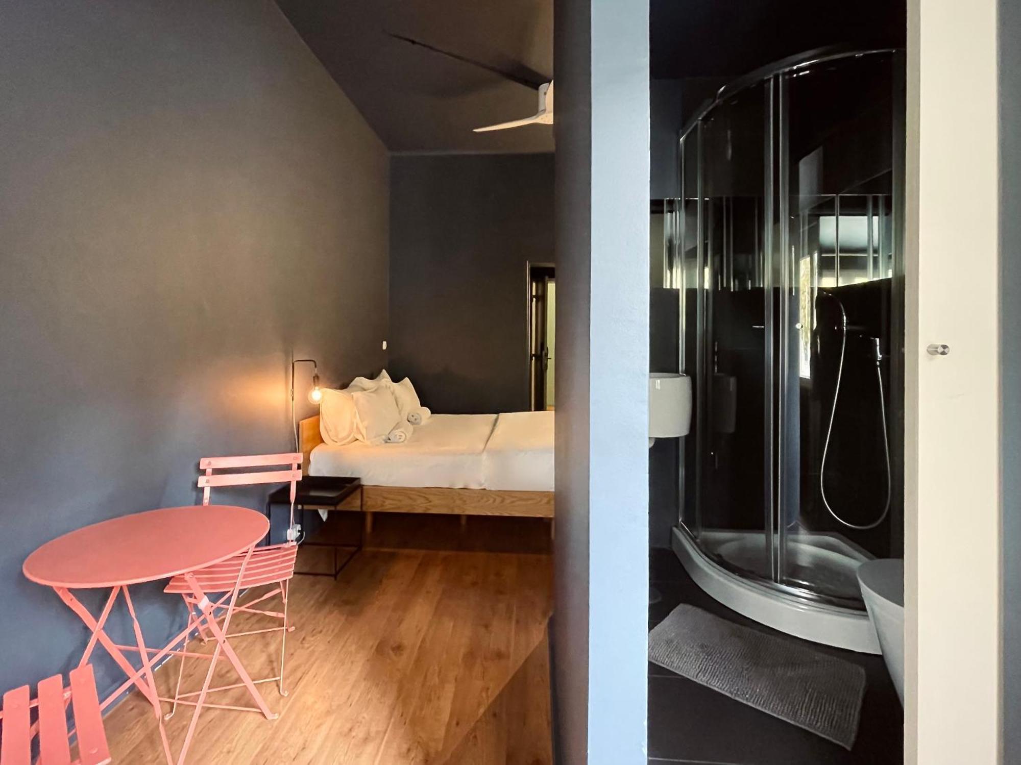 Avenue & Hostal